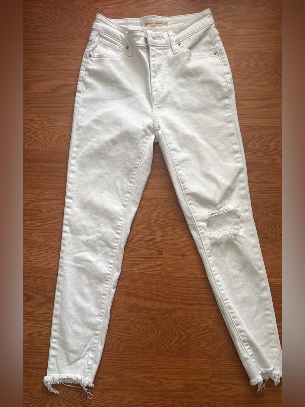 Levi's White Skinny Jeans with Distressed Knee